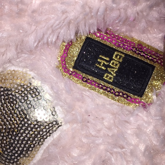 A cute sweater - Picture 1 of 3